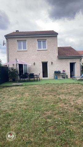 Come and discover in the town of Champey-sur-Moselle, this pavilion with a living area of about 89 m2 including 3 bedrooms and a fully equipped open kitchen, direct access to the terrace and garden facing South-East. Outside: Garden without vis-à-vis...