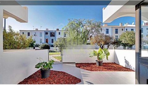 Genießen Sie eleganten Komfort und Ruhe in Vilamoura, Algarve. Dieses charmante Stadthaus mit drei Schlafzimmern befindet sich in einer prestigeträchtigen Gegend von Vilamoura und bietet ein langfristiges Mieterlebnis. Mit einem modernen und minimali...