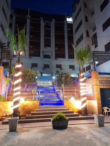 En la localidad costera de Oued Laou a 45 minutos de la ciudad de Tetuán se encuentra este apartamento en venta de 65 m2 que se encuentra en la 2ª planta en una preciosa casa de arresto con una gran piscina y zona verde. El piso es luminoso, consta d...