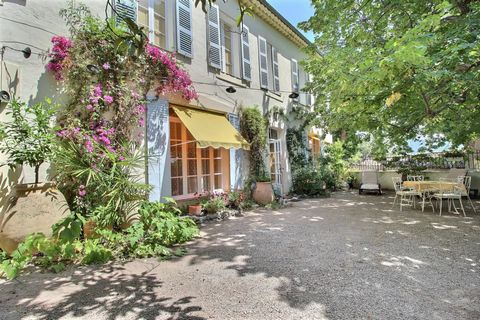 Only a few steps away from the charming Provencal village of Bargemon, with its school, small supermarket and cafes and restaurants discover this 230 m2 renovated manor dating from the end of the 18th century. Currently run as a B&B. Built on 2 level...
