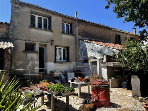 Paulhan sector!   Located in a charming little village 5 minutes from Paulhan and 40 minutes from Montpellier. Come and visit this large townhouse and its 2 garages of 50m2 on its plot of 220 m2 The 1st floor consists of a living room dining kitchen,...