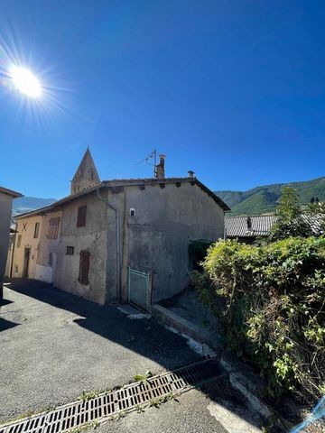 Discover this large village house with a lovely and pleasant terrace in the town of Bayons. Looking for peace and quiet and unspoilt nature? The town of Bayons, located in the Monges massif, will delight you. The interior space consists of 3 floors. ...