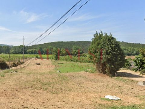 Land with 1,840m2, in the parish of Ramalhal, Torres Vedras, just a few minutes from the A8 motorway to Lisbon. With 600m2 of gross construction area, with water well and area for vineyard and fruit trees at the end of the land. Access to the main ro...