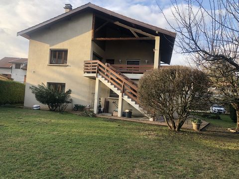 House / villa 9 rooms - Detached house SAINT MARTIN D'HERES- Villa of 323 m2 in perfect condition on a flat plot of 1362 m2 built in 1985. The house consists of a spacious entrance and laundry room. On the ground floor, living and dining room, kitche...