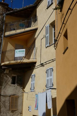 EXCLUSIVE! Our agency offers for sale this 3-room house of about 43m2 located in the heart of the village of Bar Sur Loup with a terrace of 4m2 facing south and its unobstructed view of the hills. It consists of a semi-equipped kitchen open to the li...