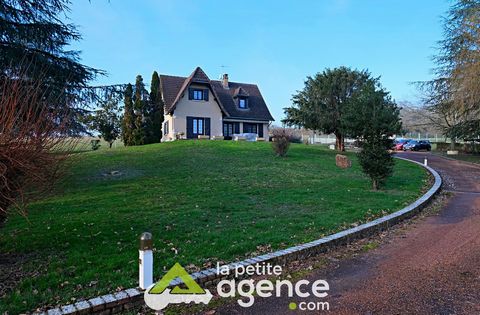 Located in the town of JOUET-SUR-L'AUBOIS, in a quiet and residential environment, very beautiful house of handmade construction composed of a total basement divided into garage, workshop, cellar and a summer kitchen with laundry room and boiler room...