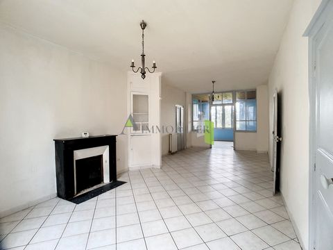 Your Petite Agence Guéret offers for sale this semi-detached townhouse of about 120m2, built on a cellar with adjoining land of 500m2. It consists on the ground floor of a large living room with fireplace and a fitted kitchen. A boiler room and toile...