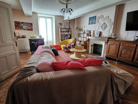 Enjoy all the volume and charm of a bourgeois house with access to shops and schools on foot! With a living area of approximately 178m2 on 2 levels, this semi-detached house is composed of: on the ground floor: an entrance, living room of about 20m2 ...