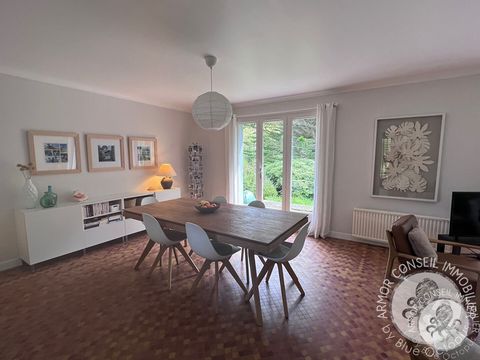 ARMOR CONSEIL IMMOBILIER: 800 meters from the beach, located in a very quiet area, Patricia DIBONNET offers you this pretty house facing South built on a total basement. It offers on the ground floor; an entrance hall, living room with fireplace, fit...