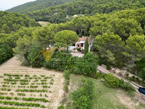 Uniquement chez Demeures en Provence ! Nous vous proposons cette villa avec superbe piscine perchée sur la colline de Séguret, bénéficiant d’une vue époustouflante. Produit rare à la vente sur le secteur, à quelques minutes à pied du village de Ségur...