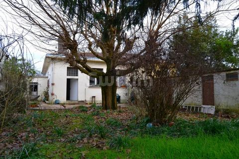 Ref 67655ML: To see! Make your offer for this single-storey house of approximately 105 m² in a prime location; Ideally exposed, not overlooked, access is via a reception garden with 2 parking spaces and overlooks a garden area at the rear with swimmi...