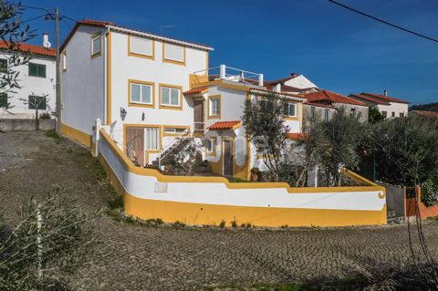 Identificação do imóvel: ZMPT564556 Welcome to this charming retreat, where fresh air and breathtaking landscapes await you at your doorstep. This two-story home offers the perfect balance between modern comfort and the untouched beauty of nature. It...