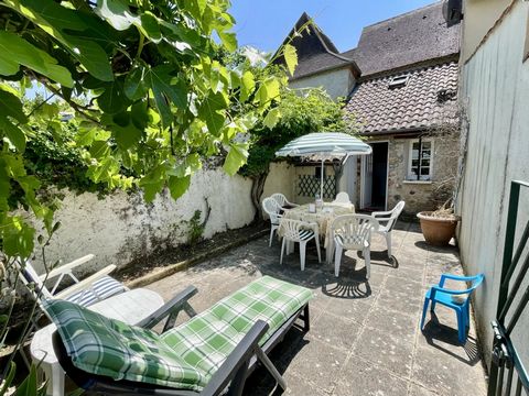 EXCLUSIVE TO BEAUX VILLAGES! This cute little cottage of one bedroom is the ideal lock up and leave. It's located in a buzzing village on the banks of the Dordogne river with all commerce and very close to two golf courses. To the east are St Cyprien...