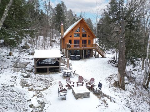 Welcome to this magnificent second home located in a private estate in Montcalm, where elegance meets nature./n/rThis residence is located 25 minutes from Tremblant, 30 minutes from Morin Height, Lac Rond, as a backdrop, creates a natural setting of ...