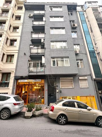 2+1 Appartement te koop in Cihangir Onze flat ligt in Beyoğlu Pürtelaş Street, in een 2+1 gebouw met lift. Ons appartement ligt op een centrale locatie, ook op loopafstand van Galaport en Istiklal Street. Neem contact op voor meer informatie. Feature...