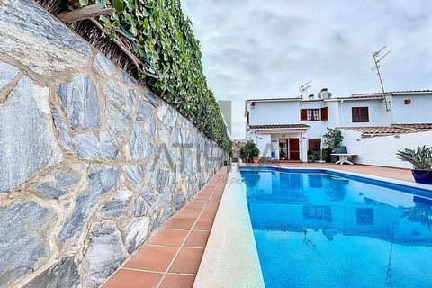 Eckhaus zum Verkauf von 180m2 auf einem Grundstück von 420m2, mit Garten und privatem Pool, in der Urbanisation Mas d'En Serra in Sant Pere de Ribes. Das Haus erstreckt sich über zwei Etagen. Im Erdgeschoss finden wir eine Halle, die uns im geräumige...