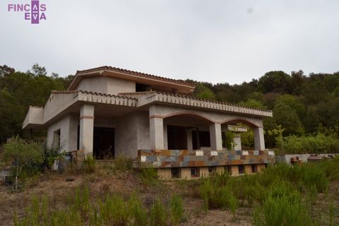 Do not miss the opportunity to have the house of your dreams in a privileged place. Next to the Golf de Vallromanes, is this beautiful land surrounded by 13,500m2 of nature and possibilities. Very well connected 3 minutes from the highway and 10 minu...