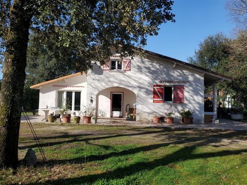 Sell house, South Royan, in Meschers, about 1 kilometer from the beaches and the town center of this old village with all the shops open all year round. This very pleasant Basque-style house has a pretty garden with trees on land of With an area of 7...