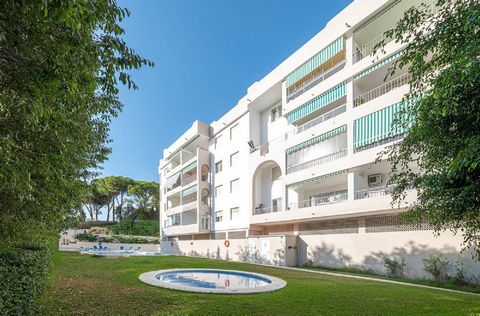 Located in Nueva Andalucía. Ground Floor Apartment, Nueva Andalucía, Costa del Sol. 2 Bedrooms, 2 Bathrooms, Built 129 m², Terrace 10 m². Setting : Commercial Area, Close To Golf, Close To Port, Close To Shops, Close To Sea, Close To Town, Close To S...