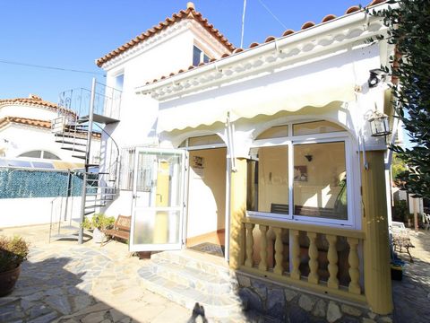 Chalet in a residential area in the Masos d'en Bladé urbanization, 4km from the center of Miami Platja and 10 minutes from Cambrils. It has a large living room with fireplace, kitchen open to the living room, two double bedrooms, single bedroom, bath...