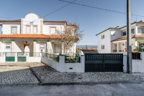 This house was built in 2003 and is located in a quiet, central area of São Martinho do Bispo, in a solid, family housing estate, mainly made up of family and two-family houses. There are a number of services nearby, such as a pastry shop, bakery, re...