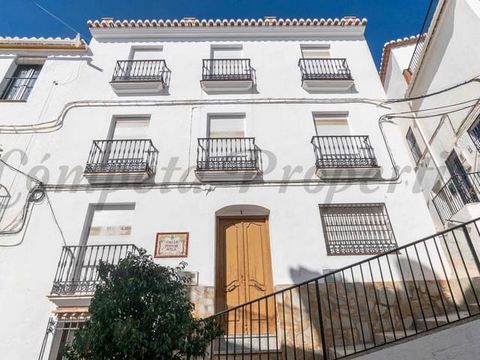 Townhouse in Cómpeta with 5 bedrooms, 1 bathroom and a roof terrace.