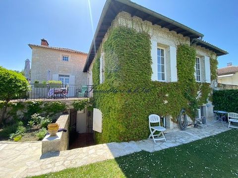 Located on the outskirts of Périgueux, you will be seduced by its ideal location, offering a dominant view of the city. Exposed beams, stones and period fireplaces testify to its history and give a warm and welcoming atmosphere to each room. The prop...