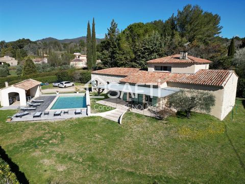 Située à Lauris , cette villa provençale de 145 m² sur un grand terrain, offre un cadre idyllique proche de Pertuis et d'Aix-en-Provence. La propriété exposée plein Sud, et sans vis à vis, comprend une piscine, un garage et des places de parking, idé...