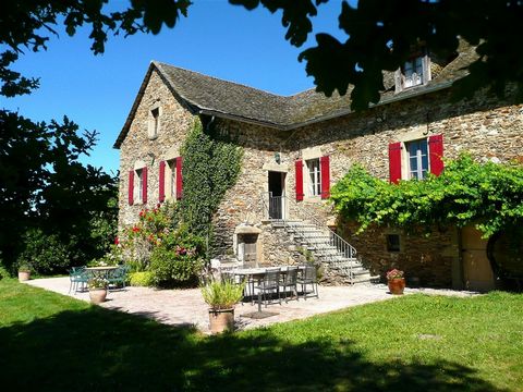 This magnificent farmhouse has been renovated while retaining its original character. Situated in a small hamlet, the property is quiet and not overlooked. The farmhouse is built around a large secluded courtyard leading to a large stone house with 4...