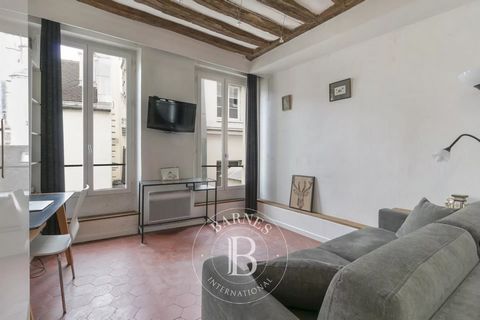 Very bright 5th-floor apartment with two large windows, a 2.9m (6.6ft) ceiling height and an unobstructed view of Saint-Germain-de-l'Auxerrois Church, in an old building with recently renovated common areas on the Quai du Louvre, a stone's throw from...