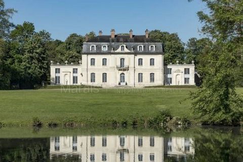Champeaux. A few minutes from the famous castle of Vaux le Vicomte, ideally located 45 kilometers from South-East of Paris, nestled in a peaceful green setting of 70 hectares providing an exceptional privacy, this property embodies a unique French wa...