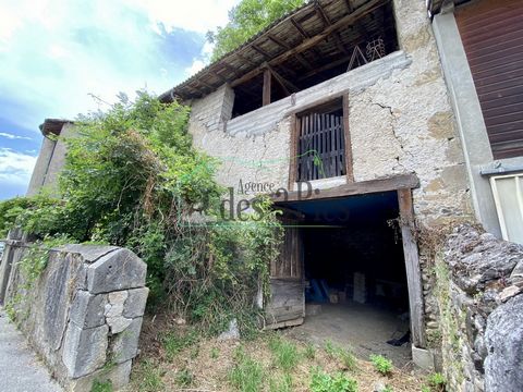 In the town of Taurignan-Castet, come and discover this village house. It comprises on the ground floor, kitchen, living room with bread oven, stove and open fireplace, bathroom + WC. In R+1, office, dressing room of 8m2 and 2 bedrooms (+20m2 and +18...