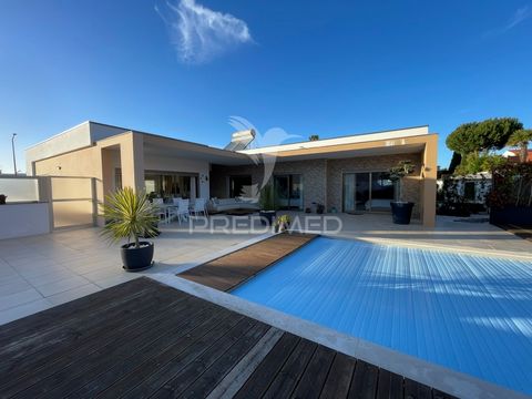 Fantastic 4 bedroom single storey villa of contemporary architecture. Located in a residential area at the entrance of Caldas da Rainha, with all the tranquility and peace you are looking for. The Óbidos Lagoon and the beach of Foz do Arelho are just...
