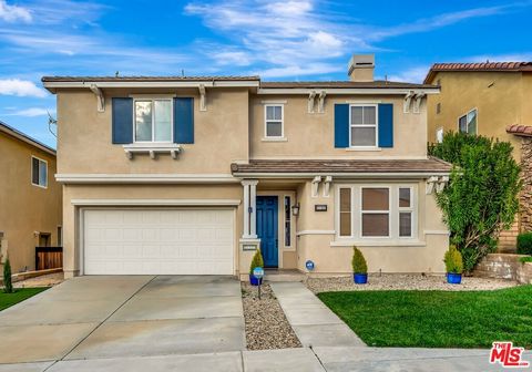 This Fair Oaks Ranch residence is the epitome of True Pride of Ownership, offering three bedrooms and three bathrooms, highlighting its LOW HOA and POSSIBLE 4TH BEDROOM CONVERSION, awaiting its new owner! As you enter, high ceilings and beautiful woo...