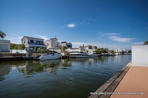 EMPURIABRAVA: Plot of 500 m2 with a wide canal facing south and free of any construction. Ideally located this place with mooring of 12 meters will have everything to seduce you.