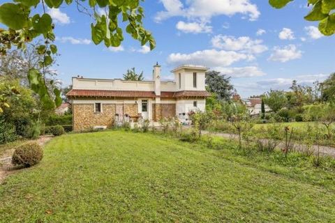 SOLE AGENT - Villennes-sur-Seine. Village center. Near access A13 and A14 (20 minutes Porte Maillot) and 3 minutes walk from the railway station (transilien direct Saint-Lazare in 22 minutes and future RER E in 2024). Magnificent historic property, f...