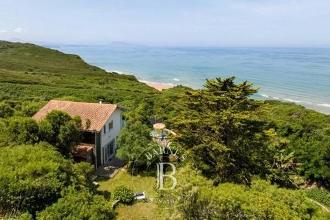 Bidart, exceptional villa of 127 m² on the front line facing the ocean, on a green land of over 4,300 m². This house is a unique place to live, thanks to its dominant position offering breathtaking views of the Atlantic Ocean and the mountains from t...