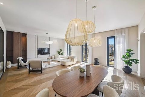 DUBOUCHAGE: Located just steps from Jean Medecin Avenue in the heart of downtown, close to all shops and restaurants, this spacious and luxurious 157 sq apartment is situated on a high floor with unobstructed views. The design of this property was me...