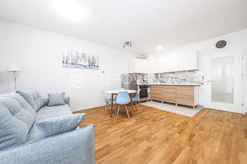 Lovinčićeva street, modern, furnished apartment of 38 m2 for rent on the fifth floor of a new building with an elevator. It consists of an entrance hall, a bathroom, a kitchen equipped with all appliances, a dining area, a comfortable and bright livi...
