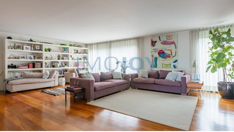 House with quality finishes and in good condition. It is divided into 3 floors, with a harmonious and functional distribution of spaces, and with plenty of natural light, provided by the large windows. Floor 0 - entrance hall, pantry, laundry, access...