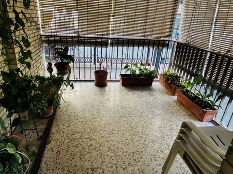 Large apartment located in the private Residencial La Palmera, with gardens and community parking areas. Very close to the Majuelo botanical park, old town, bars and restaurants, supermarkets and a few meters walk from San Cristóbal beach. Of 125m2 i...