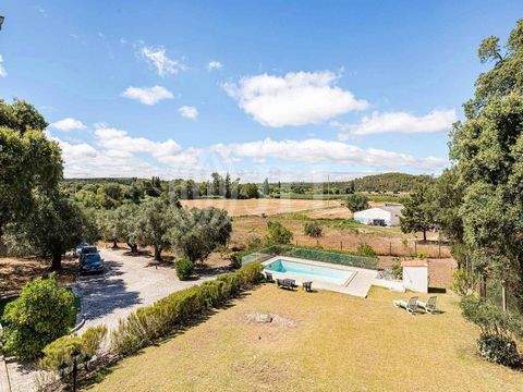 Maison F4 de 147 m2, de surface brute de construction, intégrée au sein d'un terrain de 3 248 m2, avec piscine et jardin, à Rio Maior, Santarém. La maison est composée de deux étages. Au rez-de-chaussée se trouvent le salon, la cuisine entièrement éq...