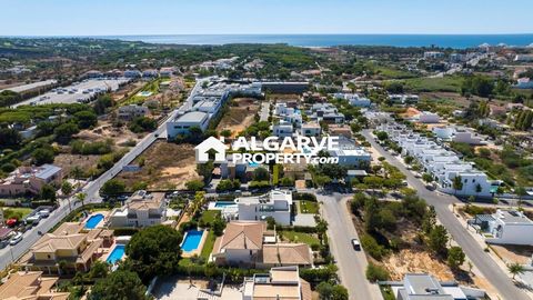 Terrain avec projet approuvé pour la construction de logements contemporains à 5 min. des plages de Quarteira, à 10 min. de Vale do Lobo et 25 min. de l'aéroport de Faro. Terrain de 417 m2 avec 323 m2 de surface de construction. La villa se compose d...