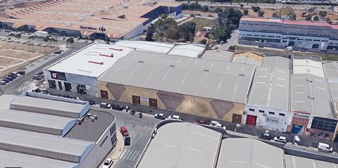 INVESTMENT OPPORTUNITY in the centre of Torremolinos. A spacious and functional space measuring 5000 square meters, boasting three ramps for easy loading and unloading, and a single on-site shop for added convenience. The location of the warehouse is...