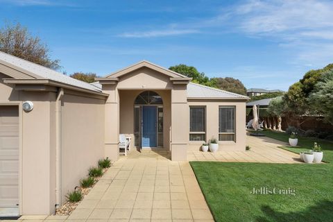 Surrounded by quality homes in a quiet cul-de-sac complemented by Tuckey Reserve providing a peaceful path to Diamond Bay, the foreshore and Sailing Club, this single-level, low-maintenance abode harmonises with a coastal lifestyle. Designed for comf...