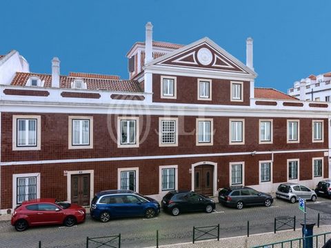 19th-century mansion in excellent condition with 703 sqm of gross private area, a 42 sqm basement, river views, and three parking spaces, located in Estrela, Lisbon. This unique property, dating back to the 19th century, has been renovated, preservin...
