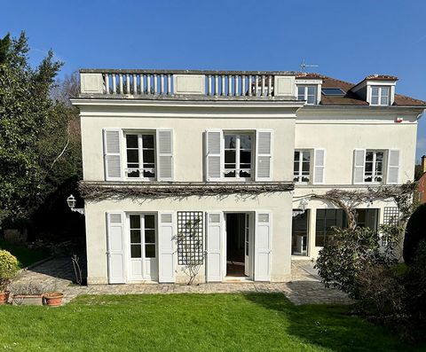Era Luxury Property Mozart vous propose une maison rare, contruite en 1850, et rénovée intégralement en 2023, avec son jardin de 800M2. Située quartier des Gressets, dans le vieux village de La Celle-Saint-Cloud, et dans l'une des plus belles rues de...