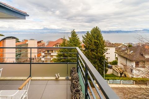 Evian-les-Bains. Magnificent penthouse apartment of 100 sqm with a breathtaking view of Lake Geneva. Located on the top floor, this duplex offers a large corner terrace and very well-appointed bright living spaces. The property includes 3 spacious be...
