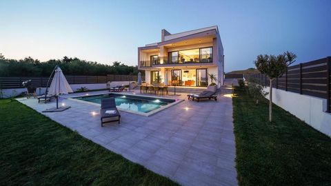 Faszinierender Pool der neuen modernen Villa mit Blick auf den Archipel von Zadar! Die Gesamtfläche beträgt 305 qm. Grundstück ist 1000 qm groß. Die Villa besteht aus zwei Wohneinheiten. Fußbodenheizung ist in beiden Wohnungen vorhanden. Die Wohnung ...