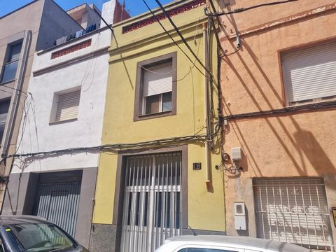 Semi-detached house composed of 3 floors that overlooks two streets. Ground floor, with kitchen, dining room 1 bathroom, 2 small open plan rooms First floor: 2 bedrooms, 1 bathroom and a small terrace Third floor: 2 bedrooms and roof terrace To refor...